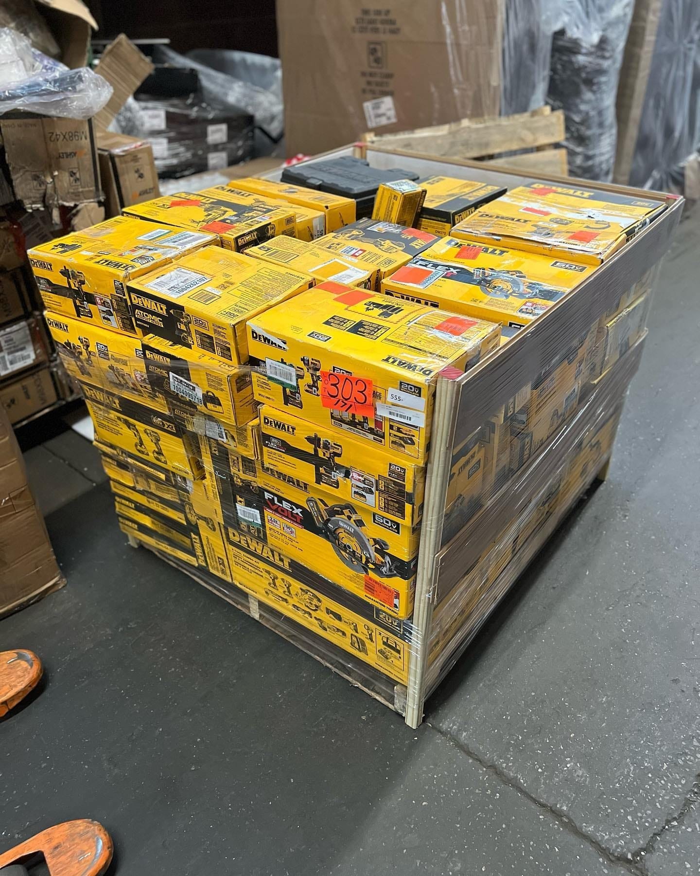 Palette de 45 à 50 outils DeWalt – Outillage électroportatif & accessoires neufs – 48 pièces – Grade A — photo 2