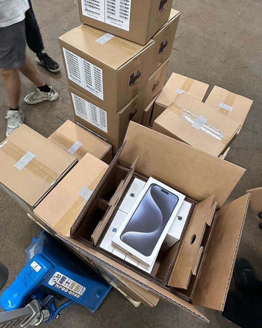 Palette complète de 26 iPhone 15 Pro Max – Smartphones Apple neufs sous scellé – 26 pièces – Grade A