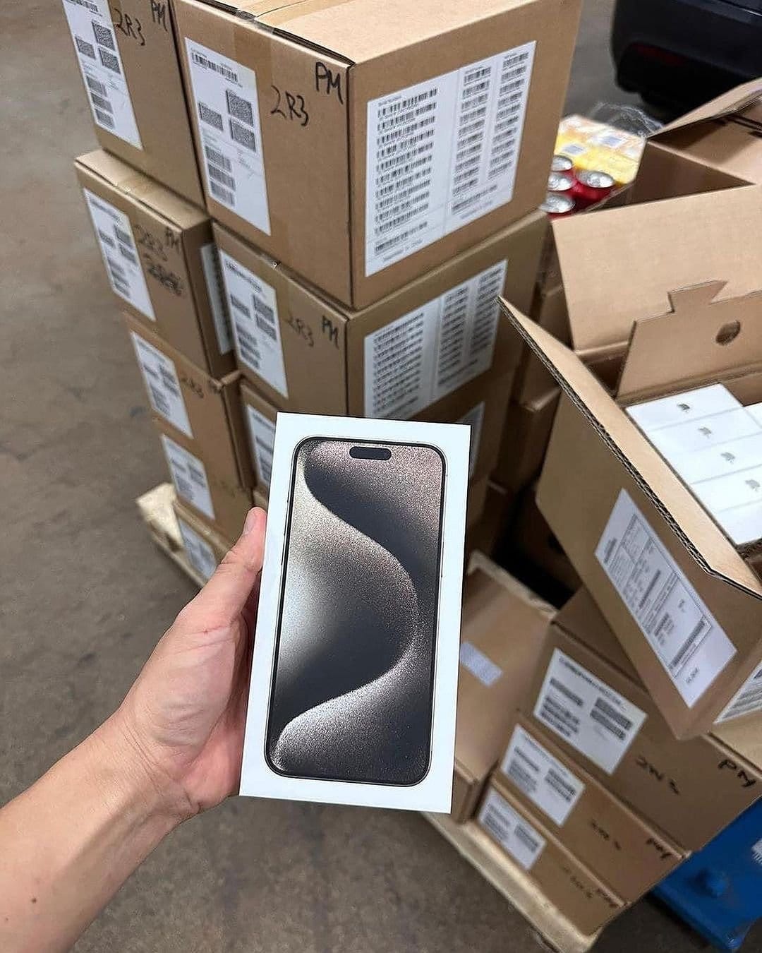 Palette complète de 26 iPhone 15 Pro Max – Smartphones Apple neufs sous scellé – 26 pièces – Grade A — photo 2