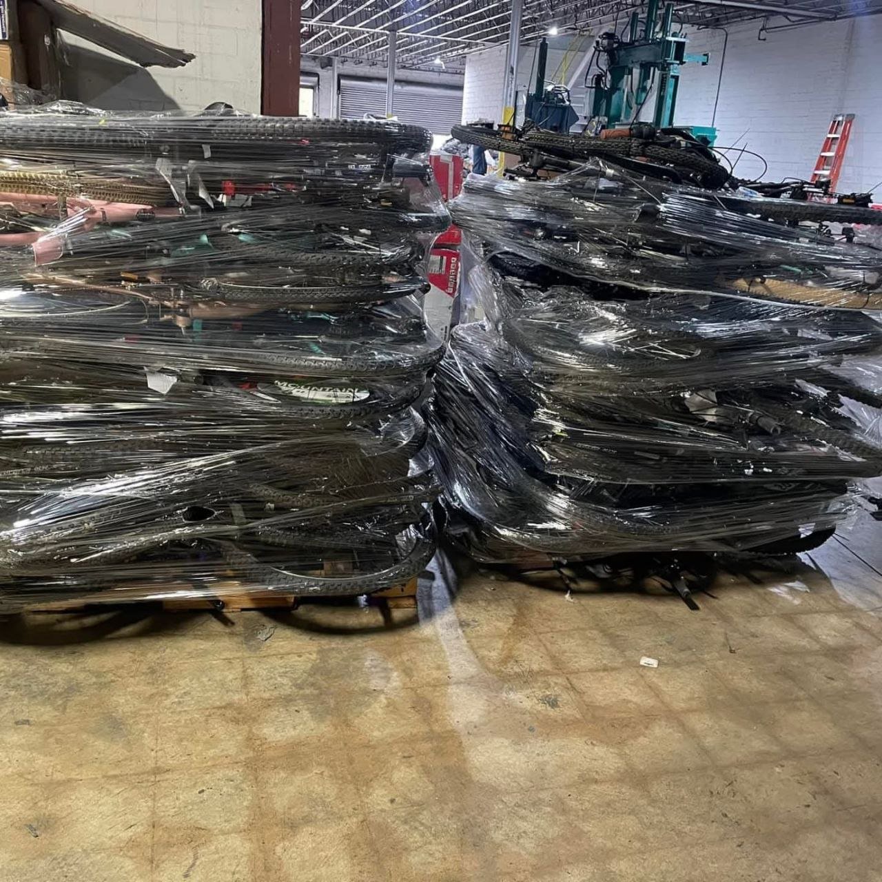 Palette de vélos assortis – Vélos ville, VTT & vélos de route pour revente ou reconditionnement – 6 à 10 pièces – Grade A/B — photo 1